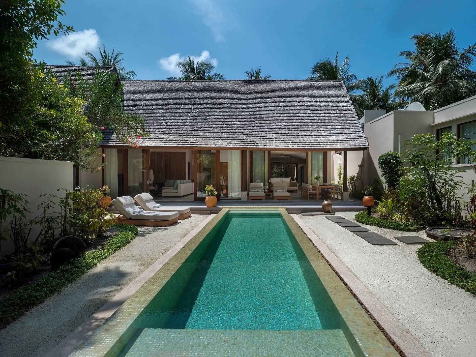 Beach villa with long private pool and garden, Conrad Maldives Rangali Island فيلا شاطئية مع مسبح خاص طويل وحديقة، كونراد المالديف جزيرة رانغالي