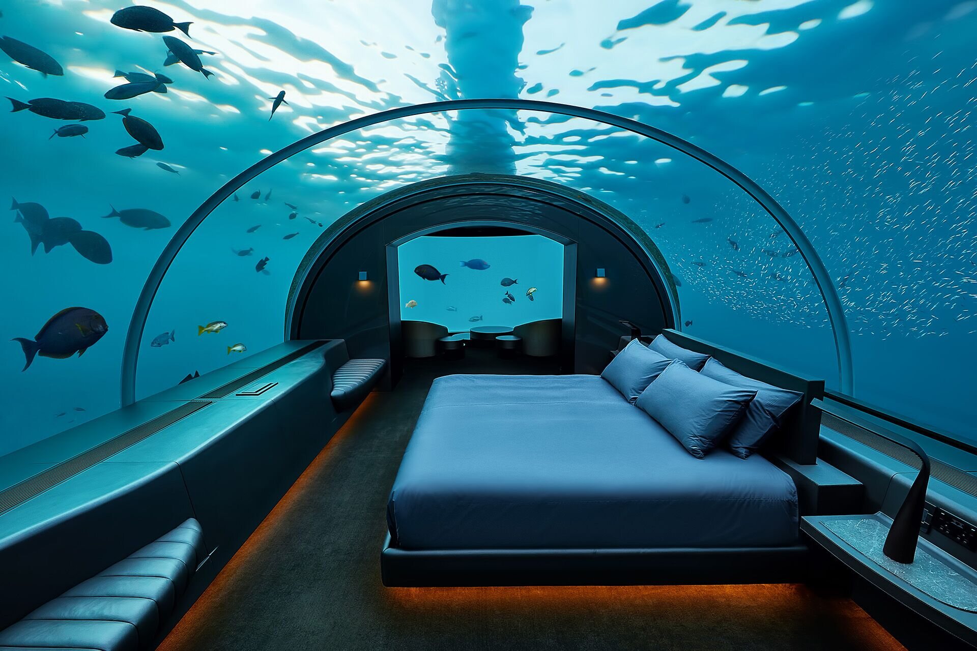 Undersea bedroom with views of fish and the reef, Conrad Maldives Rangali Island غرفة نوم تحت سطح البحر مطلة على الأسماك والشعاب، كونراد المالديف جزيرة رانغالي