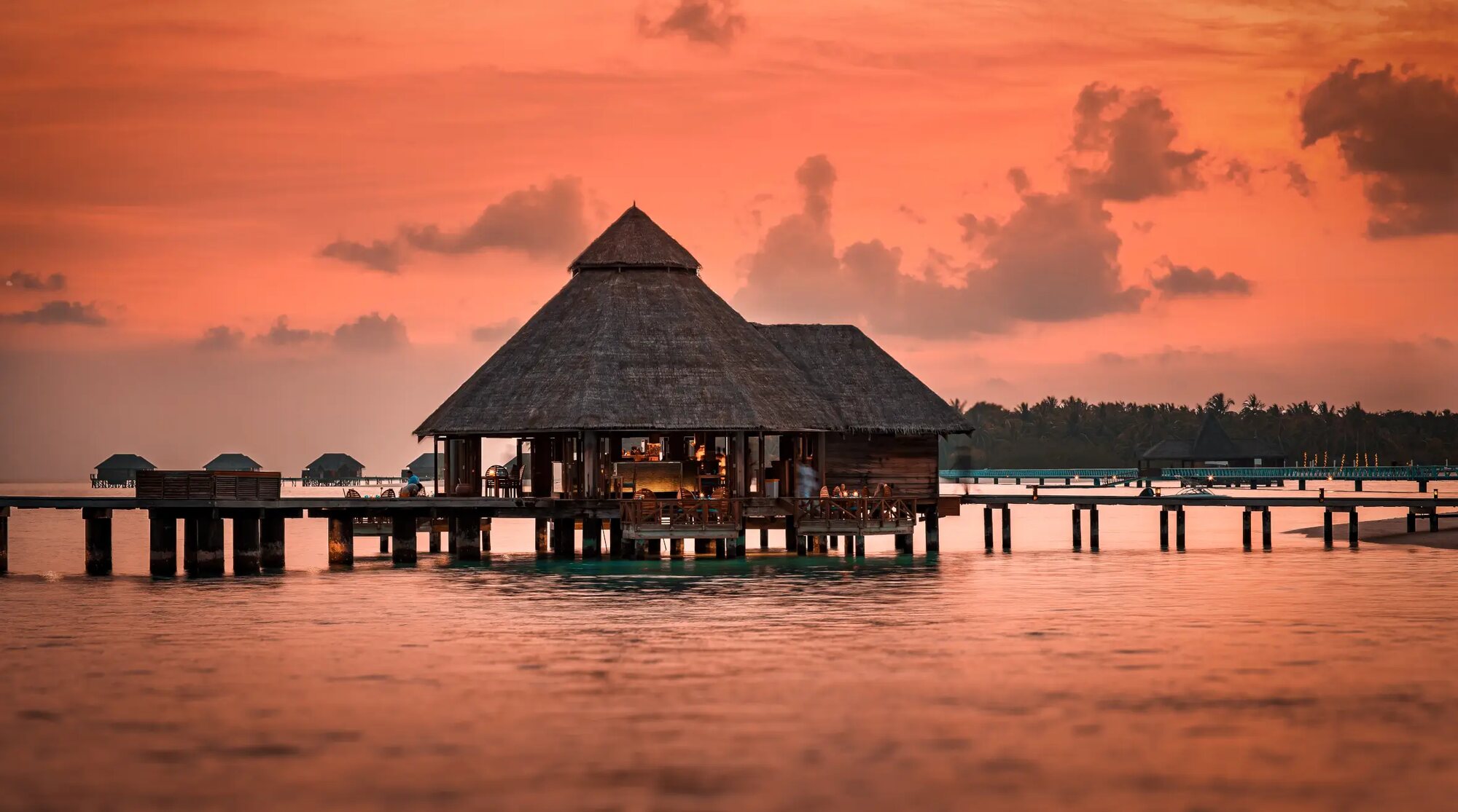 Overwater restaurant on a jetty at sunset, Conrad Maldives Rangali Island مطعم فوق الماء على ممر خشبي عند الغروب، كونراد المالديف جزيرة رانغالي