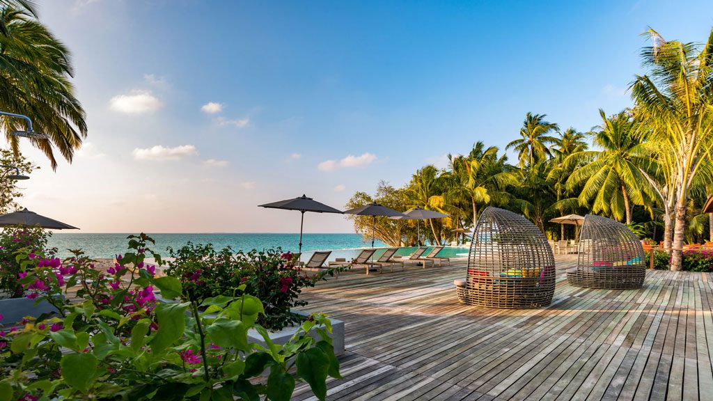سطح خشبي مطل على البحر مع حديقة، Fiyavalhu Maldives