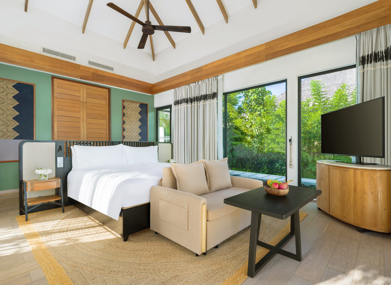 Family Beach Pool Villa bedroom with sofa bed, Hilton Maldives Amingiri غرفة نوم الفيلا العائلية الشاطئية مع أريكة سرير في هيلتون المالديف أمينغيري