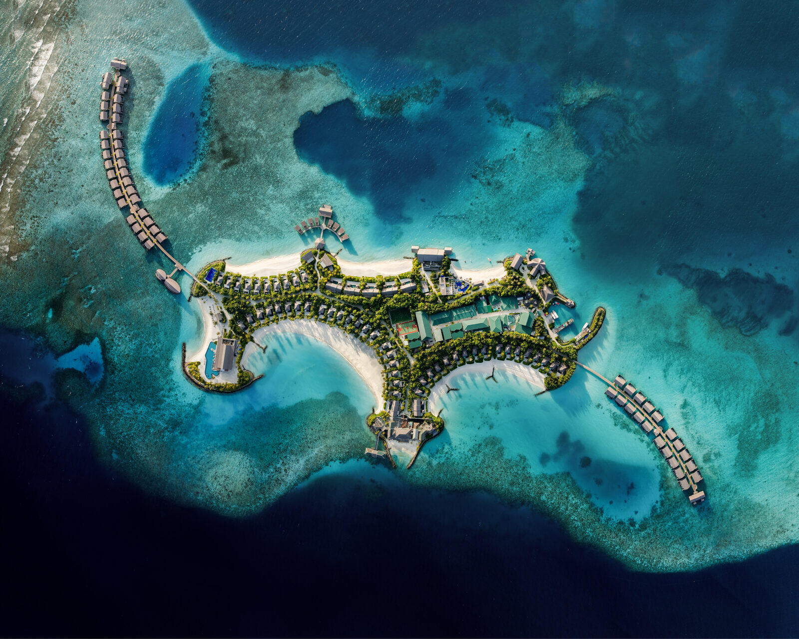 Amingiri island and its overwater villas from above جزيرة أمينغيري وفللها المائية من الأعلى