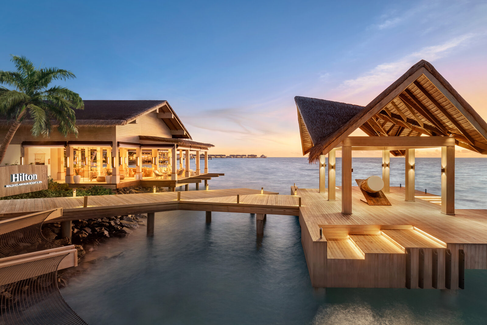 Overwater pavilions in the evening, Hilton Maldives Amingiri أجنحة فوق الماء في المساء في هيلتون المالديف أمينغيري
