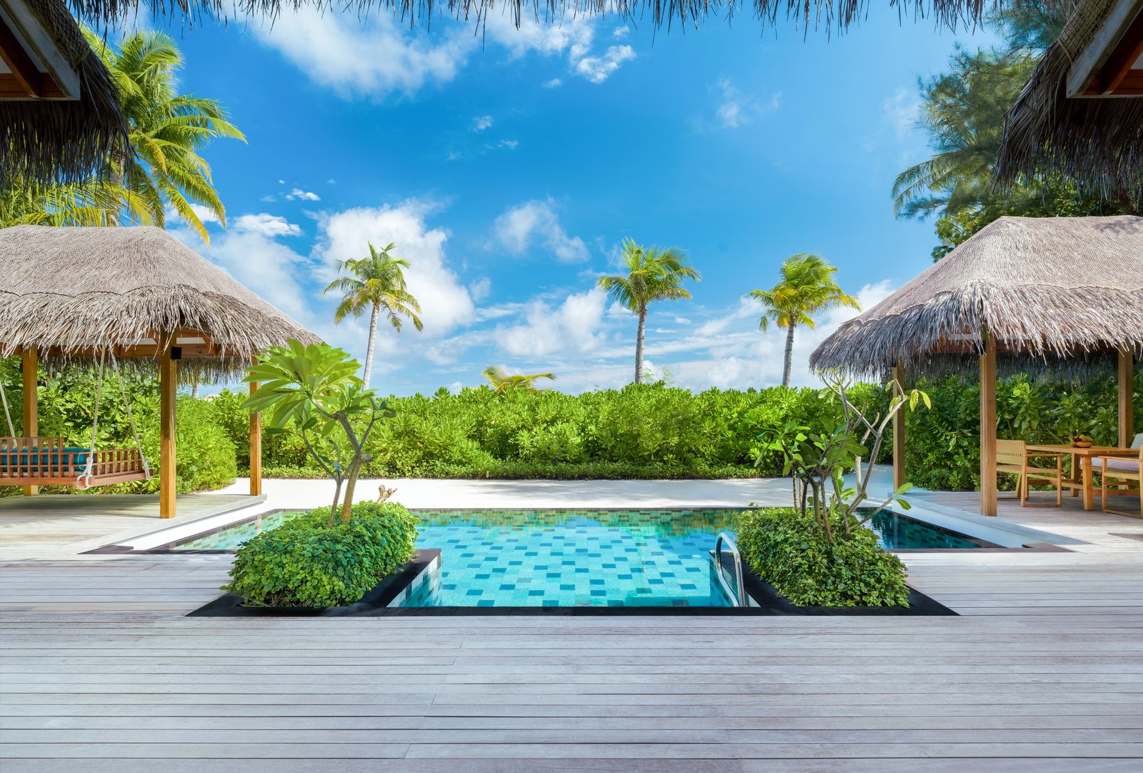 Two-Bedroom Beach Pool Villa pool deck, Hilton Maldives Amingiri سطح المسبح في الفيلا الشاطئية بغرفتي نوم في هيلتون المالديف أمينغيري