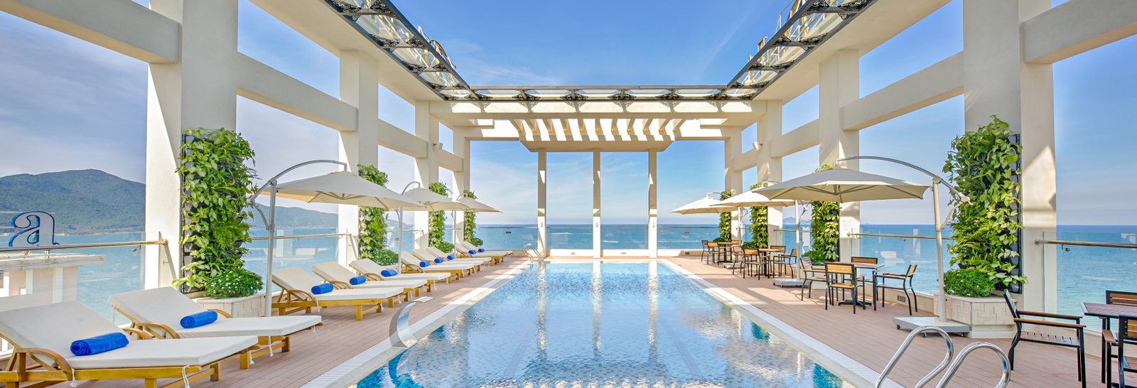 مسبح على السطح بإطلالة على البحر، دانانغ، Paris Deli Danang Beach Hotel