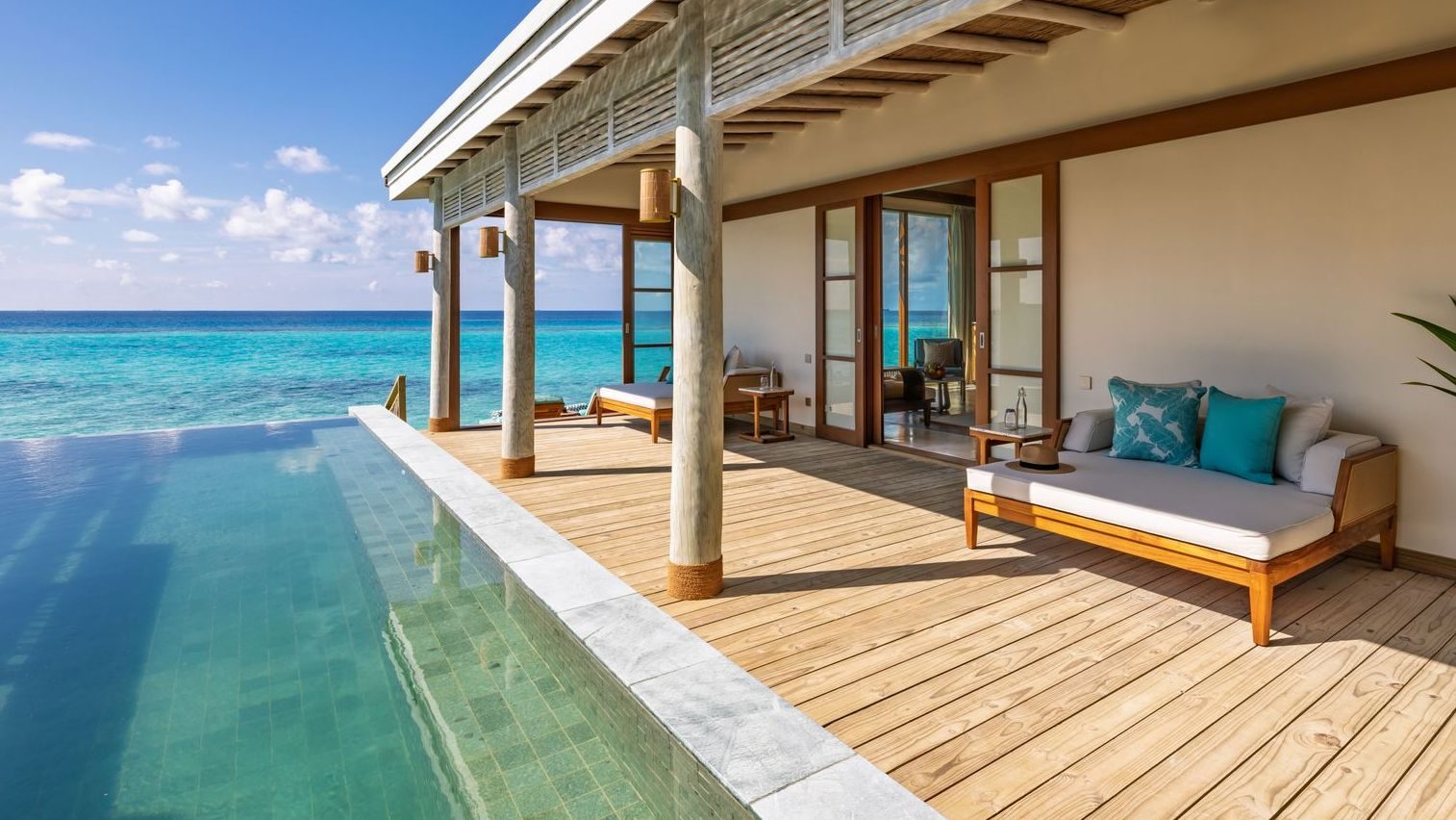 Overwater pool villa with its own water slide into the lagoon at Rah Gili Maldives فيلا فوق الماء بمسبح خاص وزحليقة مائية إلى البحيرة في راه جيلي المالديف