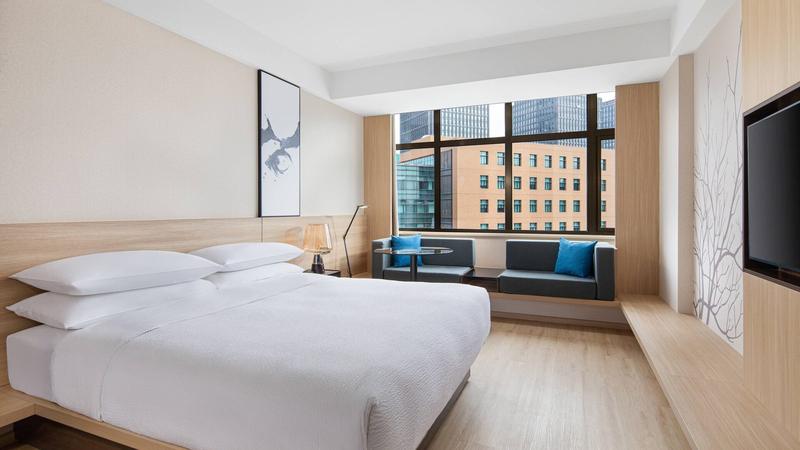 غرفة بسرير كينغ مع جلسة عند النافذة، Fairfield by Marriott Shanghai Pudong Central