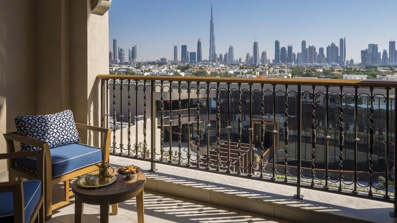 شرفة غرفة تطل على أفق دبي، فور سيزونز ريزورت دبي في شاطئ جميرا
