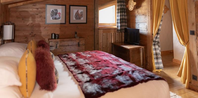 غرفة نوم في الشاليه مع غطاء أحمر، لي فيرم دو ماري