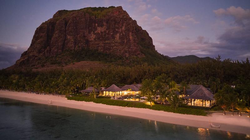 شاطئ المنتجع تحت جبل لو مورن عند الغسق، لوكس لو مورن