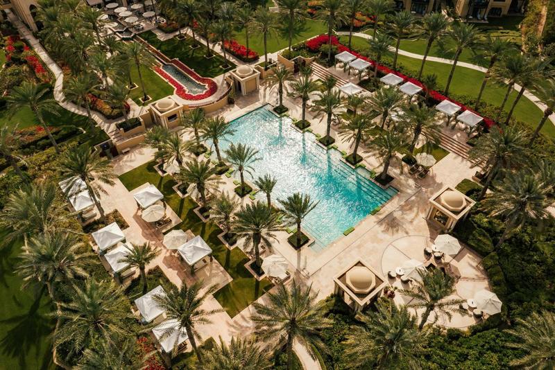 مسبح تحيط به أشجار النخيل من الجو، ون آند أونلي رويال ميراج