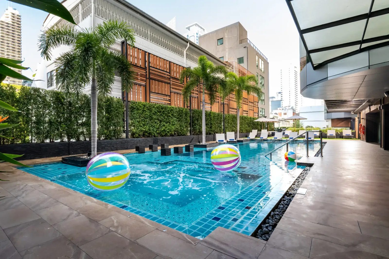 المسبح الخارجي، Solitaire Bangkok Sukhumvit 11