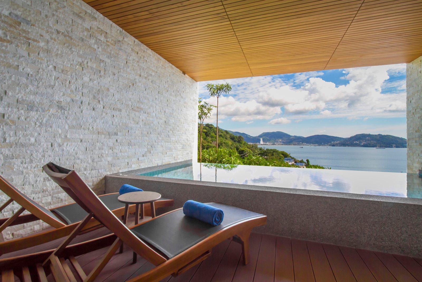 شرفة جناح بمسبح صغير وإطلالة على البحر، Wyndham Grand Phuket Kalim Bay